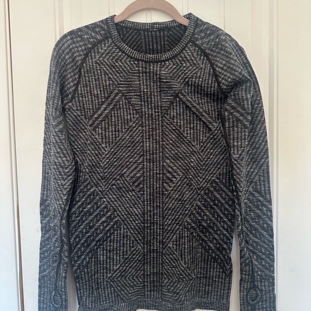 Lululemon Charcoal Grey and Black Patterned Long Sleeve Workout Top